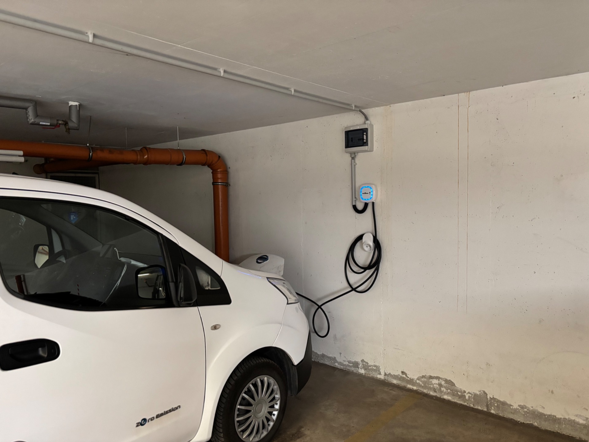 Fehér elektromos autó töltő, wallbox pulsar plus